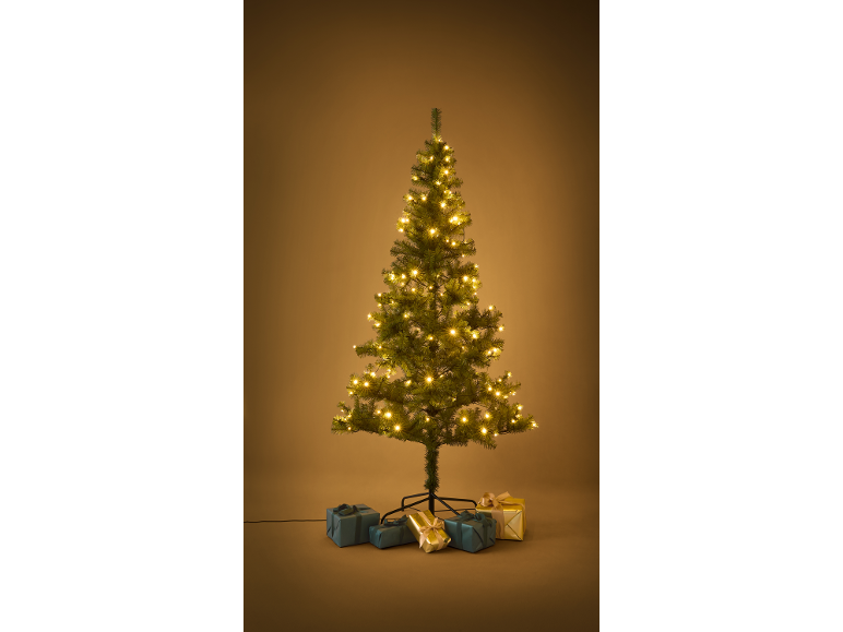 Un sapin de Noël artificiel pré-éclairé avec des cadeaux emballés en papier doré et sarcelle à sa base.
