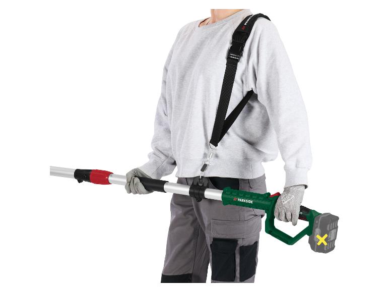 Personne portant un harnais et des gants, tenant un outil de jardinage télescopique sans fil.