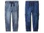 Deux paires de jeans pour enfants, une avec des poches cargo.