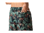 Short de bain homme à motif tropical.
