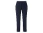 Un pantalon bleu foncé pour femme.