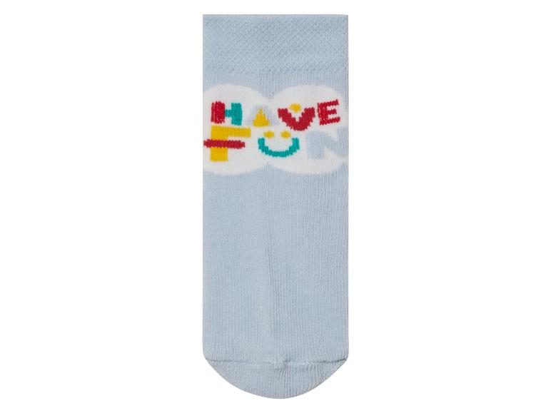 Une paire de chaussettes bleues avec l'inscription 'HAVE FUN'