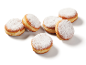 Beignets saupoudrés de sucre glace sur fond blanc.