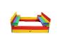 Bac à sable en bois coloré avec bancs intégrés.