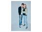 Jeune homme et femme en jeans et vestes avec l'inscription 'STRENESS BLUE'