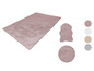 Un tapis rose, un tapis rond et un tapis en fausse fourrure.