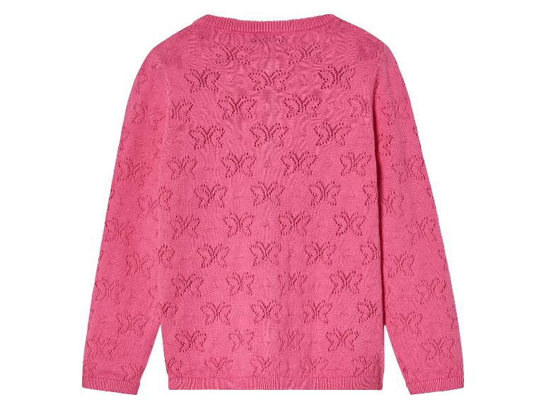 Un pull rose en maille avec un motif de papillons.