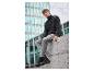 Homme en pull foncé et pantalon gris portant des Timberland noires.