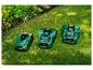 Trois tondeuses robots Parkside sur une pelouse.