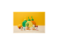Poussins jouets avec des bouteilles en forme de fruits, un citron et des cerises sur une surface en bois.