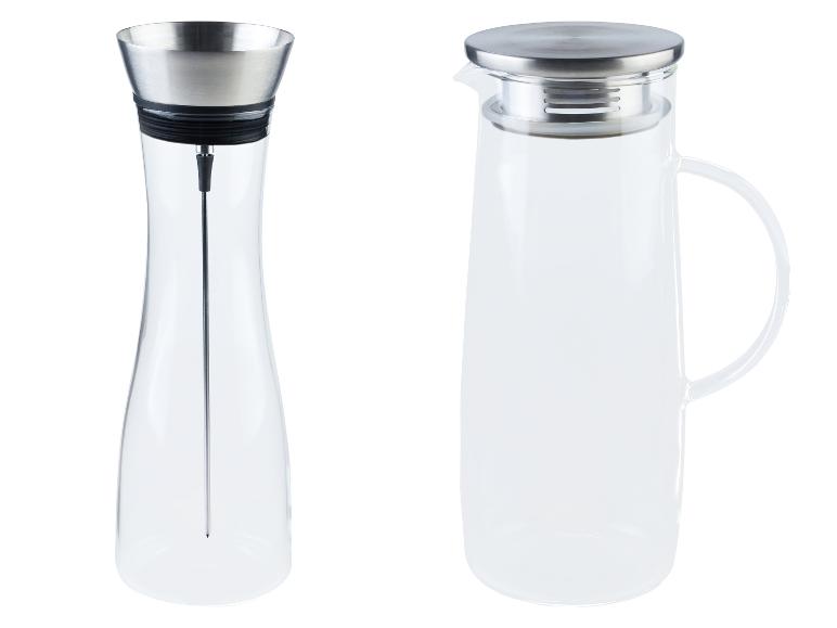 Deux carafes en verre avec des couvercles métalliques, une avec un infuseur.