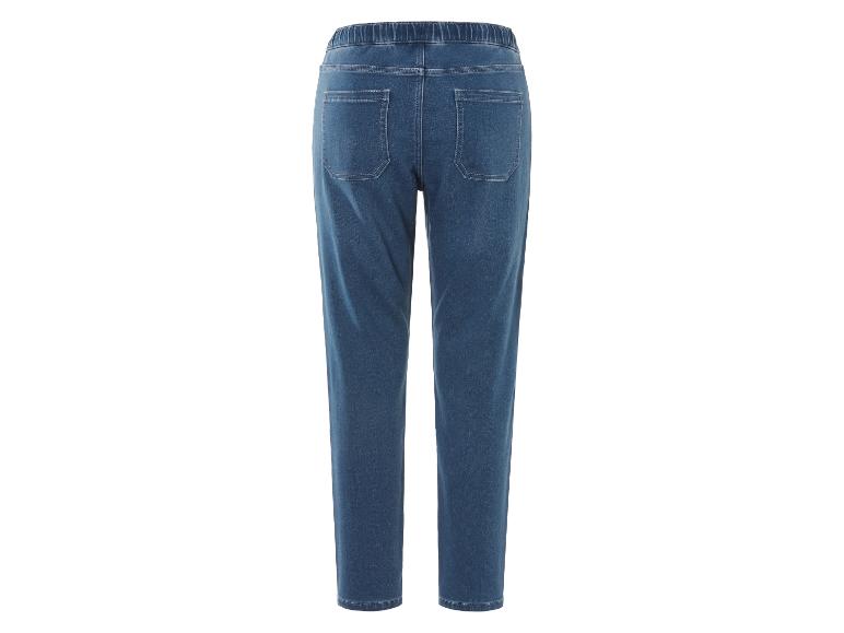 Un jean bleu foncé avec une taille élastique.