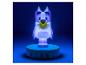 Figurine de chien bleu lumineuse sur une base ronde avec des motifs de jardin.