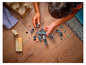 Un enfant assemble un robot LEGO à partir de pièces détachées.
