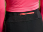 Pantalon noir avec une poche zippée rose