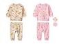 Deux ensembles de vêtements pour bébé, un beige à motif animaux de la jungle et un rose à pois colorés.