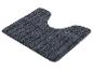 Un tapis de bain gris foncé avec un trou rond.