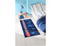 Un tapis bleu à thème Avengers dans une chambre à coucher.