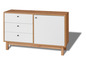 Un buffet en bois avec trois tiroirs et une porte.