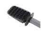 Brosse de nettoyage noire avec des picots ondulés et un manche gris.