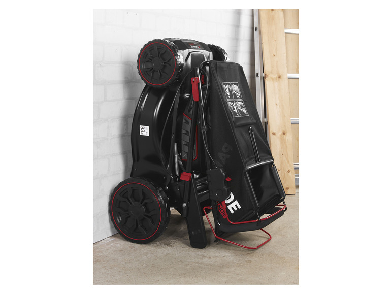 Une tondeuse à gazon noire de la marque 'GARDENA' avec un bord rouge