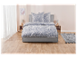 Literie à motif bleu dans une chambre à coucher.