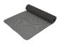 Un tapis de yoga gris roulé.