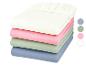 Pile de draps-housses aux couleurs pastel : beige, rose, vert et bleu.