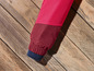 Une manche de veste rose et rouge avec doublure polaire.