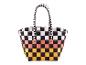 Un sac à main noir et blanc à carreaux avec des accents rose et jaune.