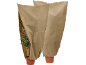 Deux plantes en pot couvertes de housses de protection hivernales beiges.