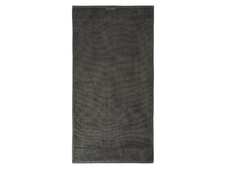 Serviette de bain grise.