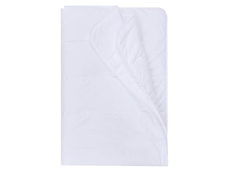 Couverture ou couette matelassée blanche, pliée soigneusement