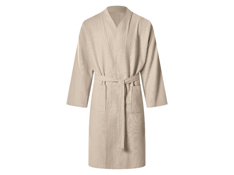 Peignoir gaufré beige avec ceinture à nouer et poches.