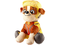 Peluche d'un personnage de chien marron et jaune portant un uniforme orange et jaune.