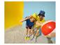 Deux personnes en chapeaux bob, t-shirts et chaussettes d'été, jouant avec un ballon de plage.