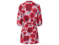 Une robe rose à imprimé de roses rouges.
