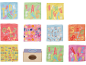 Carrés de tissu colorés avec lettres, chiffres, fruits, animaux, véhicules et une boîte en bois.
