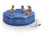 Une famille s'amuse dans une piscine Livarno Home avec filtre.