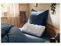 Oreiller premium LIVARNO home sur un lit avec du linge de lit bleu