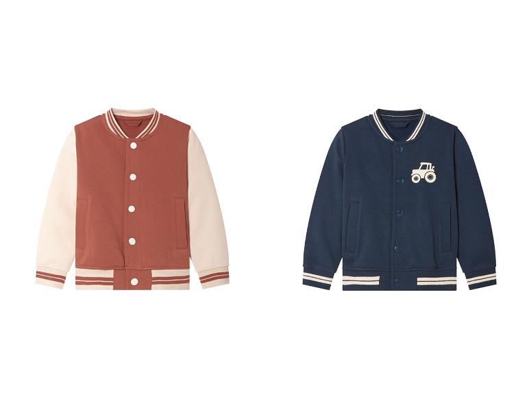 Deux vestes de baseball pour enfants, une couleur terre cuite et une bleu marine.