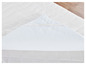 Un matelas blanc avec une partie supérieure matelassée
