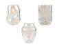 Trois vases en verre de différentes formes avec une finition irisée.