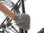 Nettoyage d'un vélo avec un gant microfibre.
