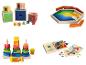 Quatre jouets en bois différents pour enfants : blocs de construction, puzzle, tour et formes géométriques.