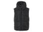 Un gilet matelassé noir à capuche.