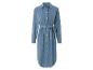 Une longue robe en jean bleu avec des boutons et une ceinture.