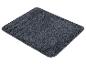 Un tapis de bain gris foncé avec une texture douce et moelleuse.
