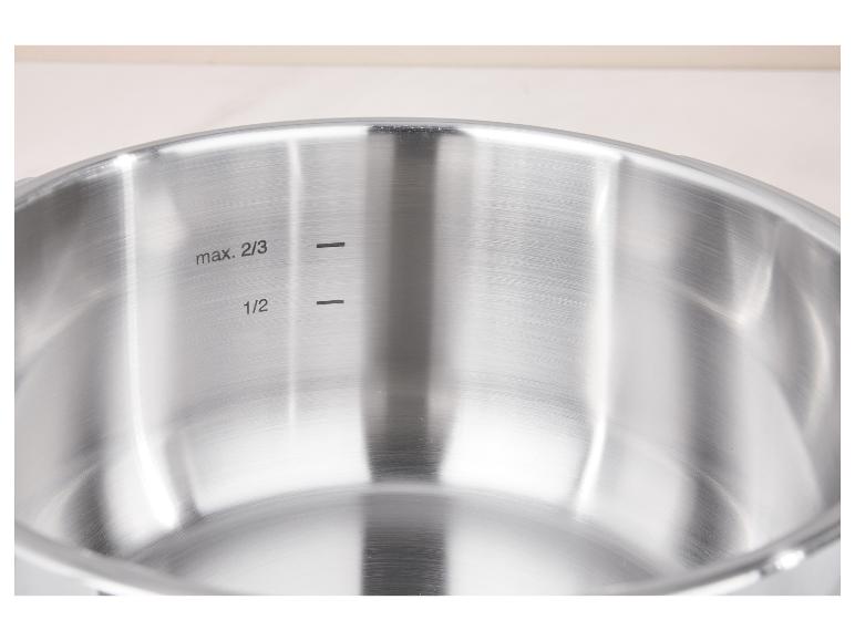 Intérieur d'une casserole en métal avec des marques de mesure