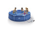 Une famille profite d'une piscine Crivit avec filtre.